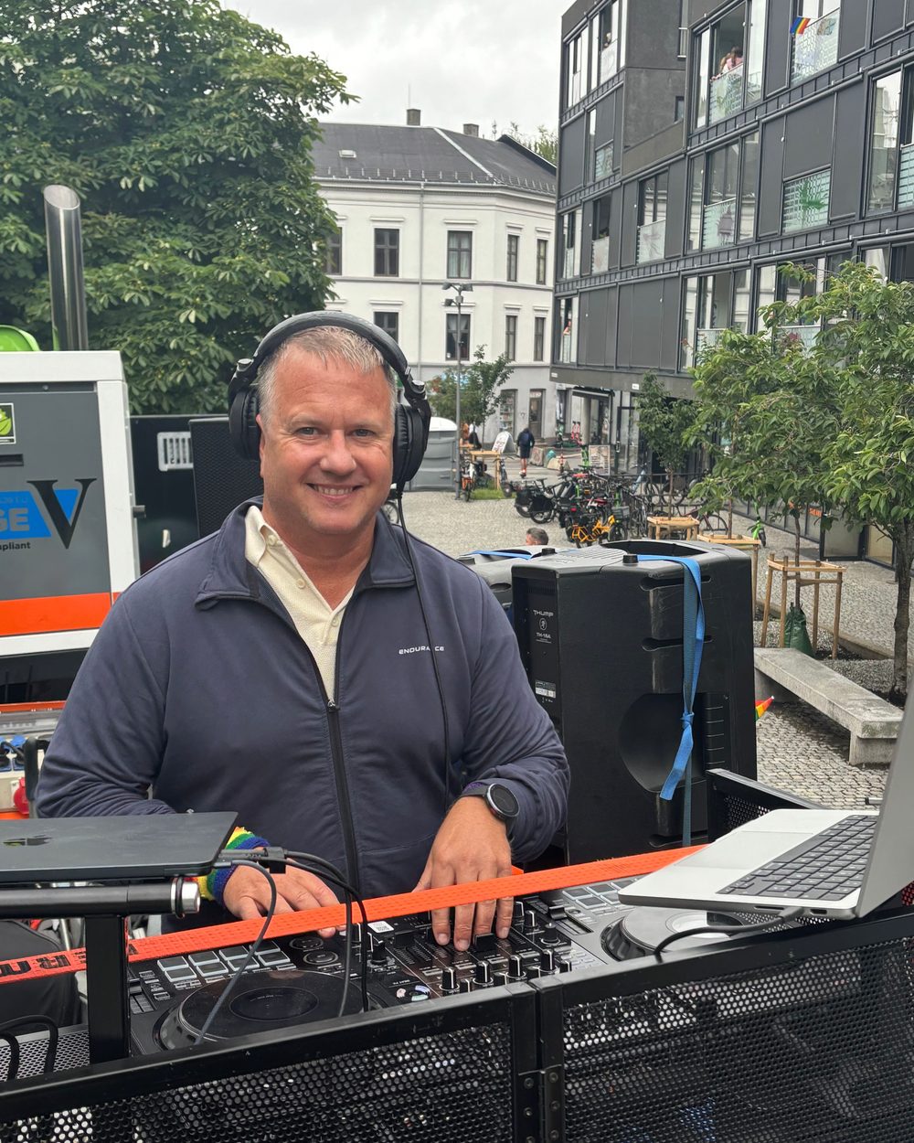 DJ Tiny bak pulten på utendørsarrangement