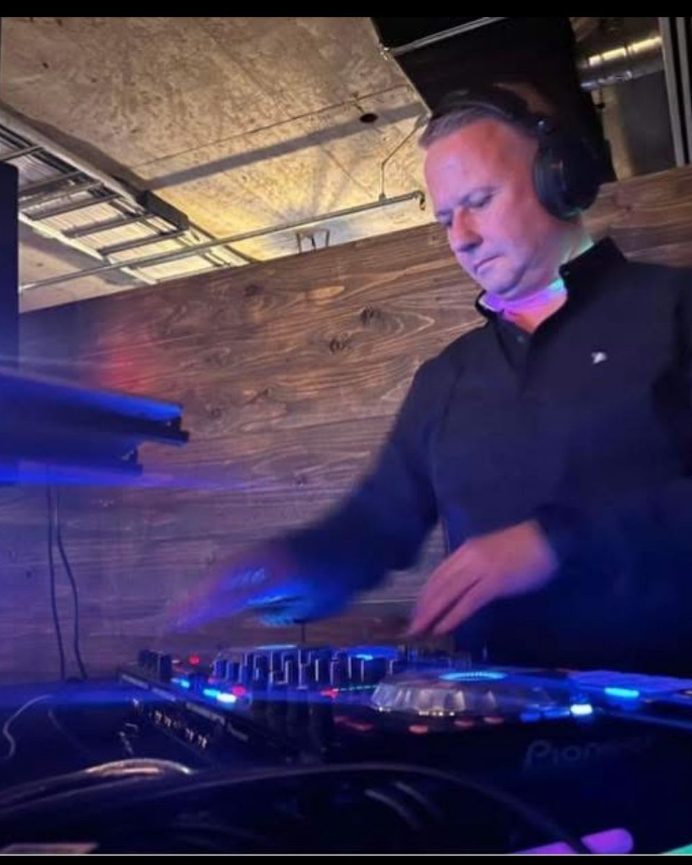 DJ Tiny i arbeid under blått lys